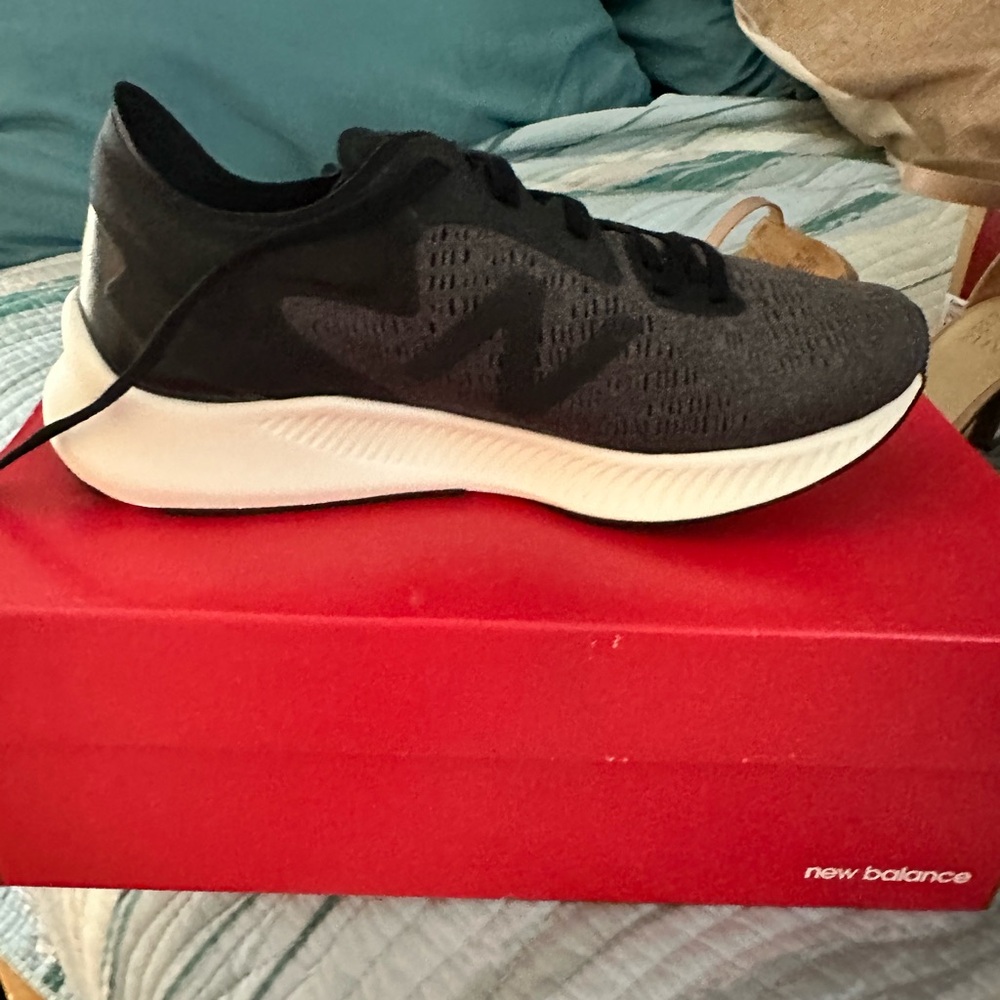 NWTO NEW BALANCE SNEAKERS SIZE 7WIDE  BLACK AND GREY